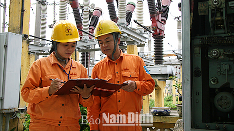 Công nhân Cty Điện lực Nam Định vận hành trạm biến áp đầu nguồn 110kV Phi Trường với công suất 50 mê-ga-oát (MW) cung ứng điện phục vụ sản xuất, sinh hoạt của các khách hàng ở phía tây nam Thành phố Nam Định. Xuân Thu
