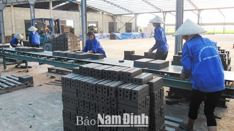 Sản xuất vật liệu xây dựng theo công nghệ lò tuy-nen tại Cty CP VLXD Minh Trang, xã Trực Thanh.