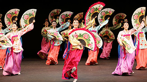 Các tiết mục múa truyền thống Hàn Quốc.