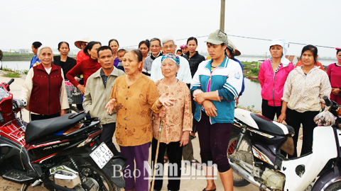 Nhiều người dân phản ánh dự việc với phóng viên Báo Nam Định tại thực địa.