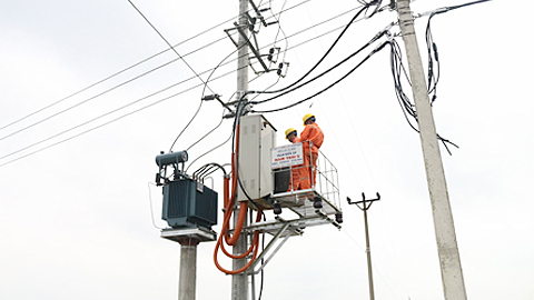 Các đơn vị thuộc EVNNPC sửa chữa lưới điện. Ảnh: VGP