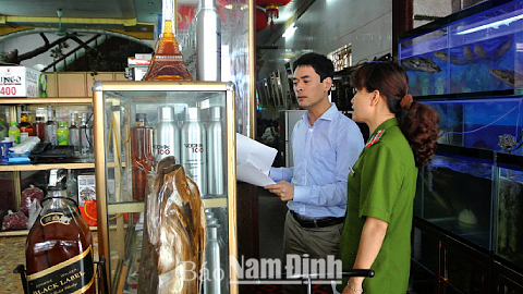 Các ngành chức năng kiểm tra sản phẩm rượu tại một nhà hàng dịch vụ ăn uống trên địa bàn Thị trấn Yên Định (Hải Hậu). Ảnh: Minh Thuận