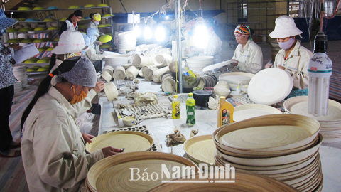 Sản xuất các sản phẩm thủ công mỹ nghệ xuất khẩu từ tre nứa ghép tại Cty TNHH Nam Hải, xã Yên Tiến (Ý Yên).