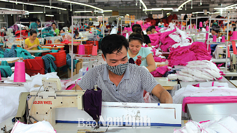 Sản xuất trang phục xuất khẩu tại Nhà máy May Đại Thắng, Cty CP May 4 (Tổng Cty CP Dệt may Nam Định). Thành Trung