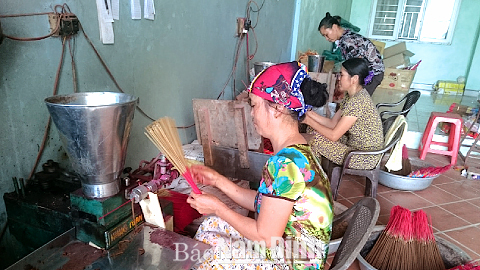 Sản xuất hương nén tại cơ sở của anh Lê Văn Sơn, thôn An Cự, xã Đại An.