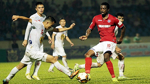 Pha tranh bóng giữa cầu thủ hai đội Than Quảng Ninh (áo đỏ) và Hoàng Anh Gia Lai.