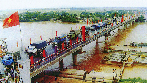 Cầu Đò Quan khánh thành năm 1998.