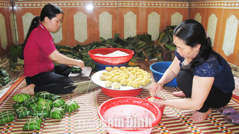 Làm bánh chưng tại cơ sở Như Hoa, khu trung tâm xã Trực Phú.