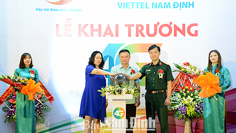 Đồng chí Bạch Ngọc Chiến, TUV, Phó Chủ tịch UBND tỉnh, lãnh đạo Sở TT và TT và Viettel Nam Định chính thức khai trương mạng 4G Viettel tại Nam Định.