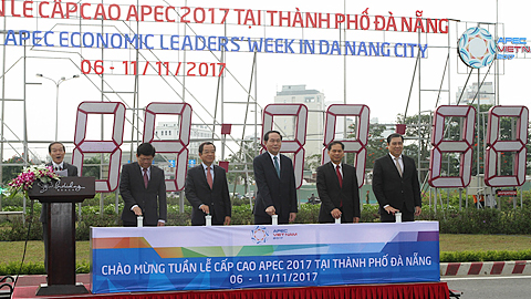 Chủ tịch nước Trần Đại Quang cùng lãnh đạo Thành phố Đà Nẵng bấm nút khởi động đồng hồ đếm ngược chào mừng Tuần lễ Cấp cao APEC 2017.