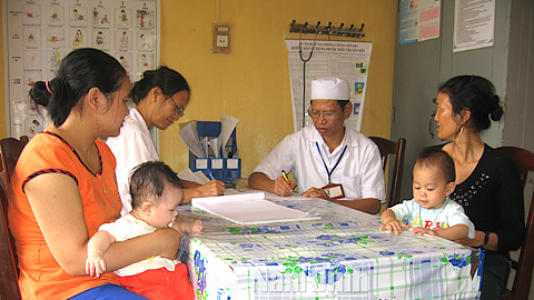 Khám bệnh cho trẻ em tại Trạm Y tế xã Tam Thanh.