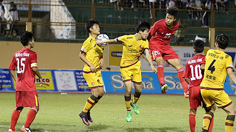 Pha tranh bóng giữa đội tuyển chọn U19 Việt Nam (áo đỏ) và đội U19 Goang-giu.