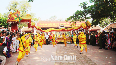 Múa rồng trong Lễ hội Đền Trần (TP Nam Định).