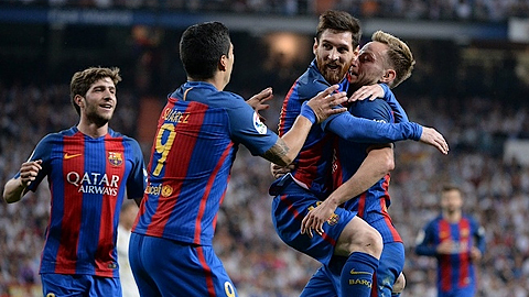 Các cầu thủ Barca ăn mừng bàn thắng ấn định tỷ số của Messi. Ảnh: Goal