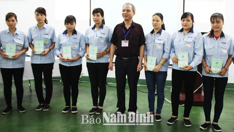 BHXH tỉnh phối hợp với Cty TNHH Hệ thống dây dẫn Sumi Việt Nam tổ chức bàn giao sổ bảo hiểm xã hội cho người lao động tháng 3-2017.