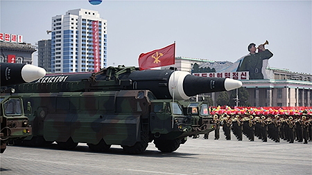 Xe chở tên lửa đạn đạo của Triều Tiên tham gia cuộc duyệt binh tại thủ đô Bình Nhưỡng. Ảnh TÂN HOA XÃ