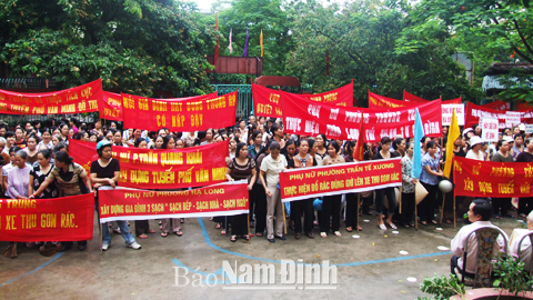 Phụ nữ Thành phố Nam Định ra quân hưởng ứng phong trào xây dựng đô thị văn minh.  Ảnh: Do cơ sở cung cấp