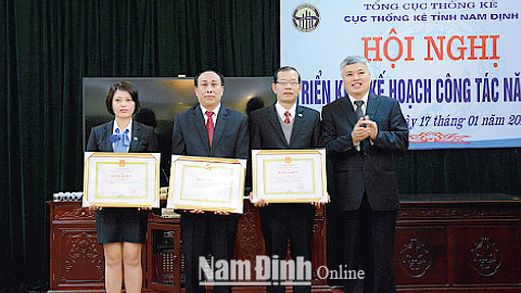 Đồng chí Nguyễn Văn Liệu, Phó Tổng cục trưởng Tổng cục Thống kê trao tặng Bằng khen của Bộ KH và ĐT cho tập thể lãnh đạo Cục Thống kê tỉnh nhân dịp kỷ niệm 60 năm Ngày thành lập ngành.