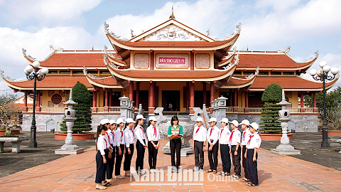 Một buổi giáo dục truyền thống tại Đền Liệt sĩ huyện cho học sinh Trường THCS Giao Thủy.