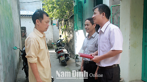 Cán bộ Hội CCB phường Trần Đăng Ninh (TP Nam Định) thăm hỏi hội viên có hoàn cảnh khó khăn.