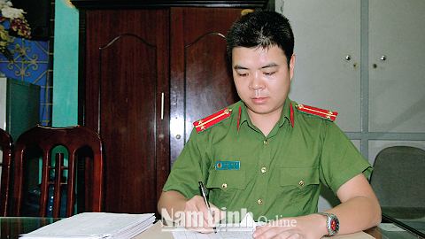 Trung úy Trần Văn Nam, Phòng Cảnh sát điều tra tội phạm về ma túy, Công an tỉnh nghiên cứu hồ sơ tội phạm. 
