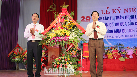 Đồng chí Trần Văn Chung, Phó Bí thư Thường trực Tỉnh ủy, Chủ tịch HĐND tỉnh tặng lẵng hoa chúc mừng Đảng bộ, chính quyền và nhân dân Thị trấn Thịnh Long.