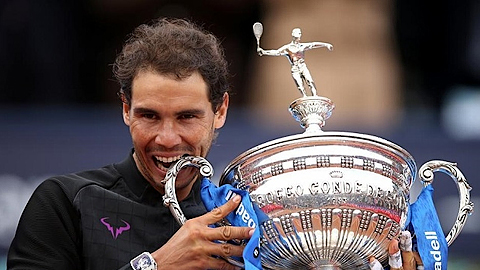 Nadal hạnh phúc bên chiếc cúp vô địch Barcelona Open. Ảnh: Reuters