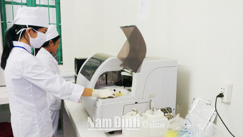Xét nghiệm sinh hóa và huyết học tại Bệnh viện Đa khoa huyện Xuân Trường.