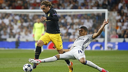  Trận derby Madrid ở Champions League diễn ra quyết liệt. Ảnh: Reuters