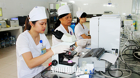 Thực hiện xét nghiệm bệnh phẩm tại Bệnh viện Đa khoa Sài Gòn - Nam Định.
