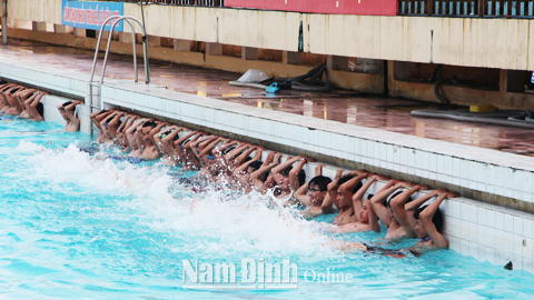 Học sinh Trường THPT Ngô Quyền tập bơi tại Bể bơi Trần Khánh Dư (TP Nam Định).