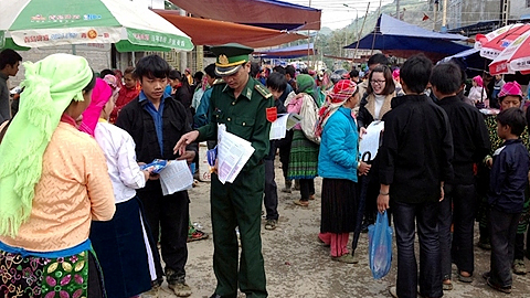 Bộ đội Biên phòng huyện Mèo Vạc tuyên truyền, phổ biến pháp luật tới người dân.