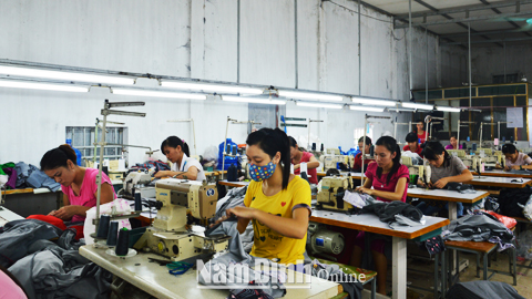 Cơ sở may Cường Thịnh, ở xã Giao Hương tạo việc làm, thu nhập ổn định cho 30 lao động.