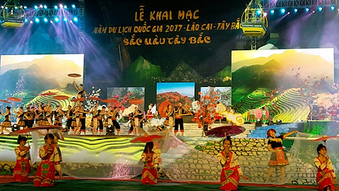 Tiết mục văn nghệ trong Lễ khai mạc năm du lịch Quốc gia 2017- Lào Cai – Tây Bắc. Ảnh HM