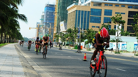 Các vận động viên nỗ lực vượt qua phần thi đạp xe 90 km.