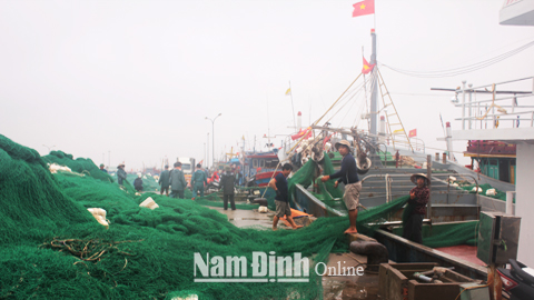 Ngư dân huyện Hải Hậu chuẩn bị ngư lưới cụ cho chuyến ra khơi.