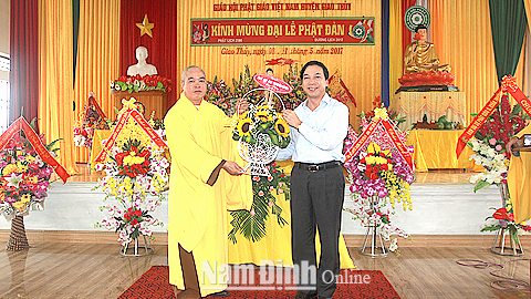 Đồng chí Trần Văn Chung, Phó Bí thư Thường trực Tỉnh ủy, Chủ tịch HĐND tỉnh chúc mừng Giáo hội Phật giáo huyện Giao Thủy