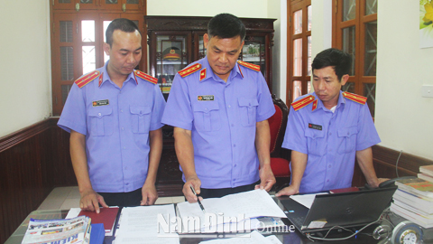 Cán bộ, kiểm sát viên Viện KSND huyện Trực Ninh trao đổi sơ đồ hiện trường vụ án.