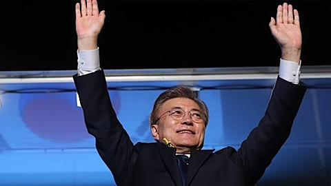 Ông Moon Jae-in trong buổi mừng chiến thắng tại Seoul, tối 9-5. (Ảnh: Yonhap)