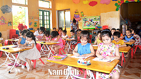 Các cháu Trường Mầm non phường Lộc Vượng (TP Nam Định) trong giờ học vẽ.