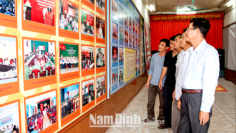 Người dân xem triển lãm tại Trung tâm TT-TL tỉnh.