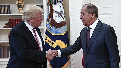 Tổng thống Mỹ Donald Trump (trái) tiếp Ngoại trưởng Nga Sergei Lavrov. (Ảnh: TASS)