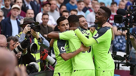 Các cầu thủ Liverpool vui mừng với trận thắng West Ham 4-0.