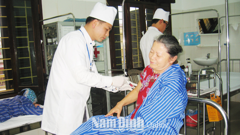 Khám bệnh cho người cao tuổi tại Bệnh viện Đa khoa Thành phố Nam Định.