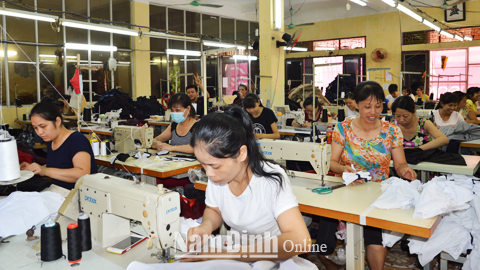 Lớp đào tạo nghề may công nghiệp cho lao động nữ, lao động thuộc hộ nghèo của Thành phố Nam Định.