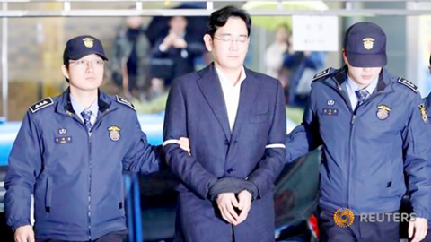 Hình ảnh Phó Chủ tịch Tập đoàn Samsung Lee Jae-yong bị còng tay là một cú sốc lớn đối với người dân Hàn Quốc