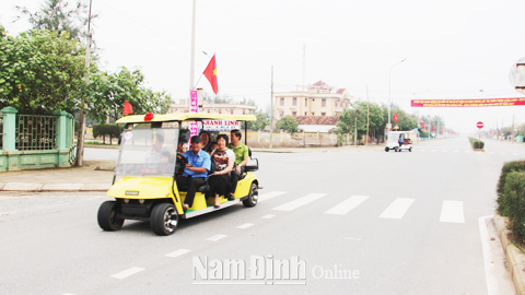 Dịch vụ ô tô điện chở khách ở Khu du lịch biển Thịnh Long (Hải Hậu).