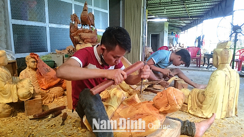 Sản xuất các loại tượng thờ tại cơ sở của anh Vũ Văn Hoàn, thôn Cẩm, xã Yên Dương (Ý Yên).