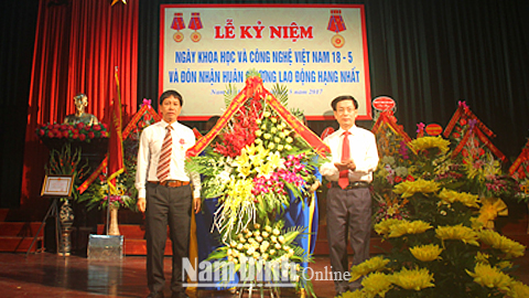 Đồng chí Phạm Đình Nghị, Phó Bí thư Tỉnh ủy, Chủ tịch UBND tỉnh tặng hoa cho Sở KH và CN.