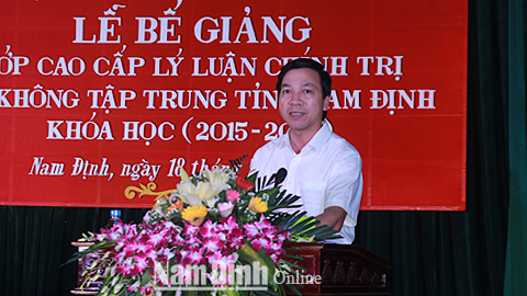 Đồng chí Trần Văn Chung, Phó Bí thư Thường trực Tỉnh ủy, Chủ tịch HĐND tỉnh phát biểu tại lễ bế giảng.